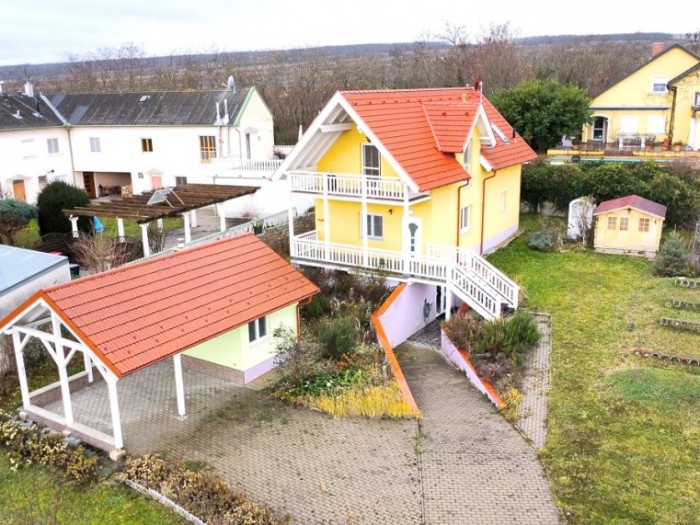Einfamilienhaus mit Seeblick mit großem Potenzial.